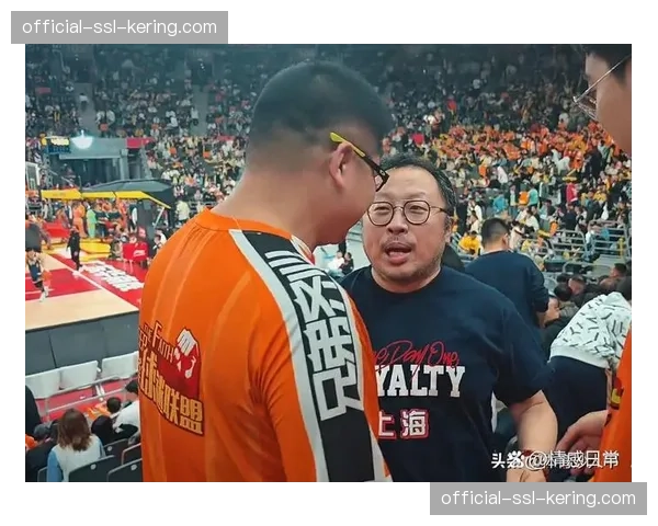 现场大屏幕播放球迷温情采访视频，场面感人