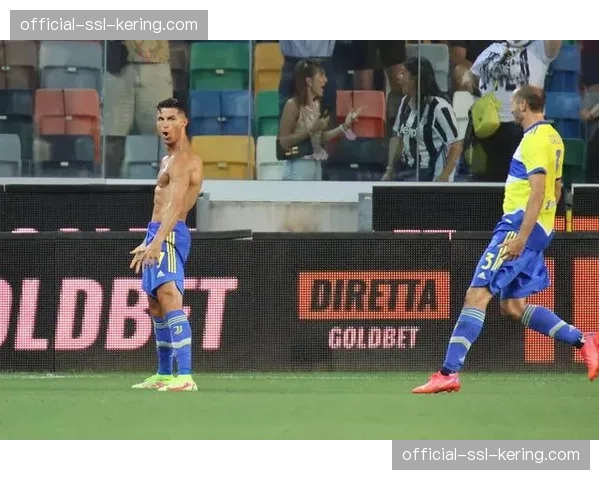 “赛前踩场:尤文图斯全队气氛轻松,阿莱格里与球员频繁交流” “赛前踩场:尤文图斯全队气氛轻松,阿莱格里与球员频繁交流”